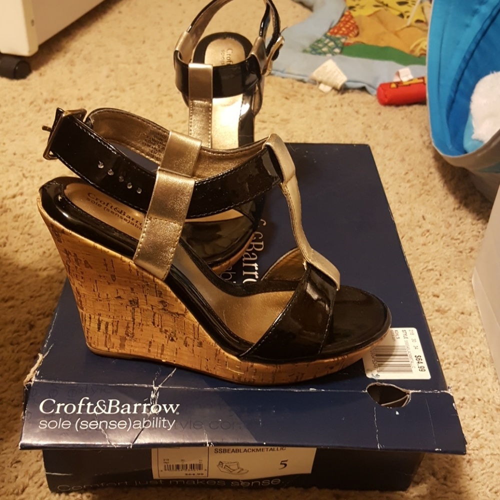 Women's Size 5 Croft & Barrow Black & Gold Wedges